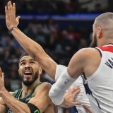 Kyshawn George (le bras en l'air) a dû défendre sur la star Jayson Tatum (à gauche) lors de ses débuts en NBA. KEYSTONE/AP/John McDonnell